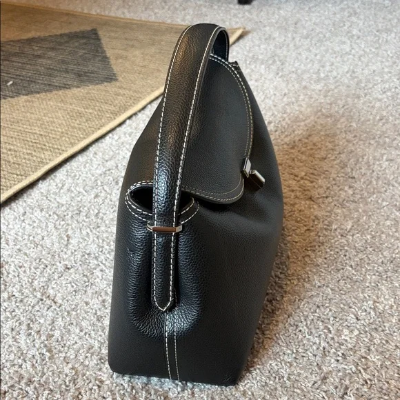 New Toteme t-lock bag in black with white contrast stitching - Picture 4 of 9